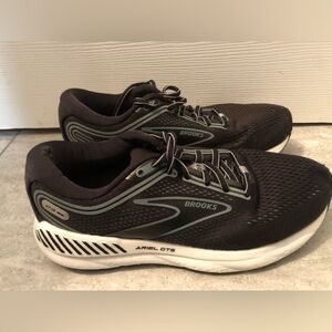 Women’s Brooks sneakers